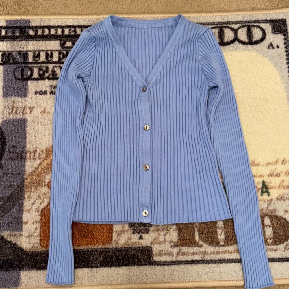 V-neck crop sweater. (NEVER WORN)*